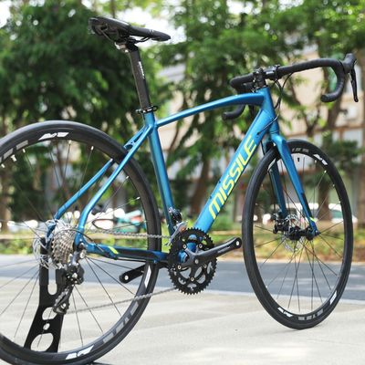 700C Hard Frame Road Bike 18 Geschwindigkeit Aluminiumlegierung Rahmen Material 10,5 kg Gewicht