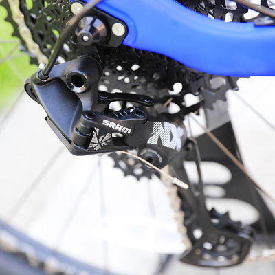 Leichtes 29 Zoll Mountainbike mit Carbonfaser-Vordergabeln und YBN S12S-Kette
