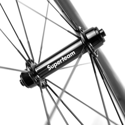 Anpassbares Fahrradradwerk aus 45 mm Carbonfaser 700c 20 24h R13 Hub Carbonräder