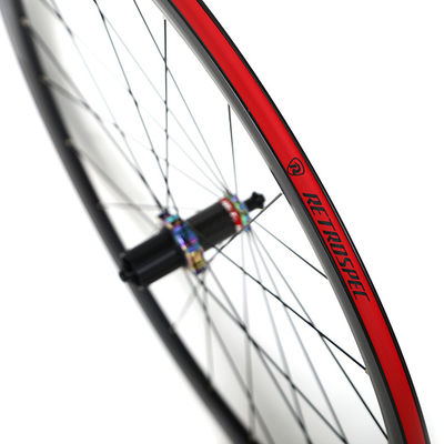 Retrospektiv 700c-Rad-Set in Schwarz mit RS Hub Carbon-Körper und Galaxy Farbe 24/24 Löcher