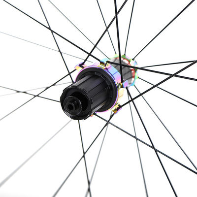 Retrospektiv 700c-Rad-Set in Schwarz mit RS Hub Carbon-Körper und Galaxy Farbe 24/24 Löcher
