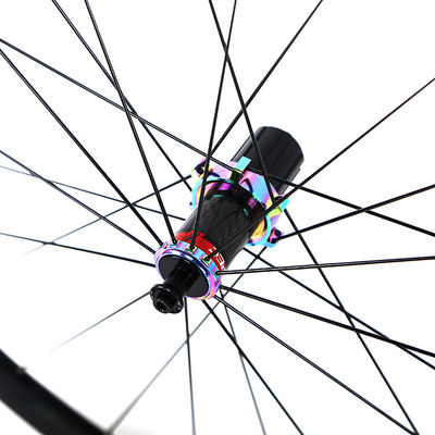 Retrospektiv 700c-Rad-Set in Schwarz mit RS Hub Carbon-Körper und Galaxy Farbe 24/24 Löcher