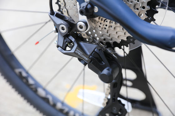Einstellbares Mountainbike für Erwachsene 13,9kg Fahrradgewicht Vorder- und Rückscheibenbremse